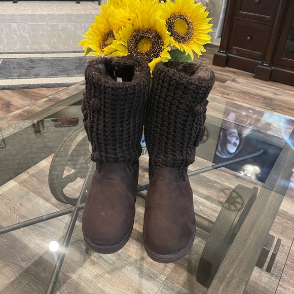 Old Navy knitted winter boot. Size 8
Color Brown Gently worn - Picture 2 of 5